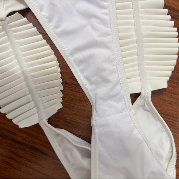 Chic White Ruffled Bikini Set - Picture 3 of 3